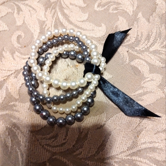 🐈⬛🖤🐈⬛ Lovely Hand Crafted Cream & Sultry Smoke Grey Faux Pearl Bracelet Set - Picture 3 of 12